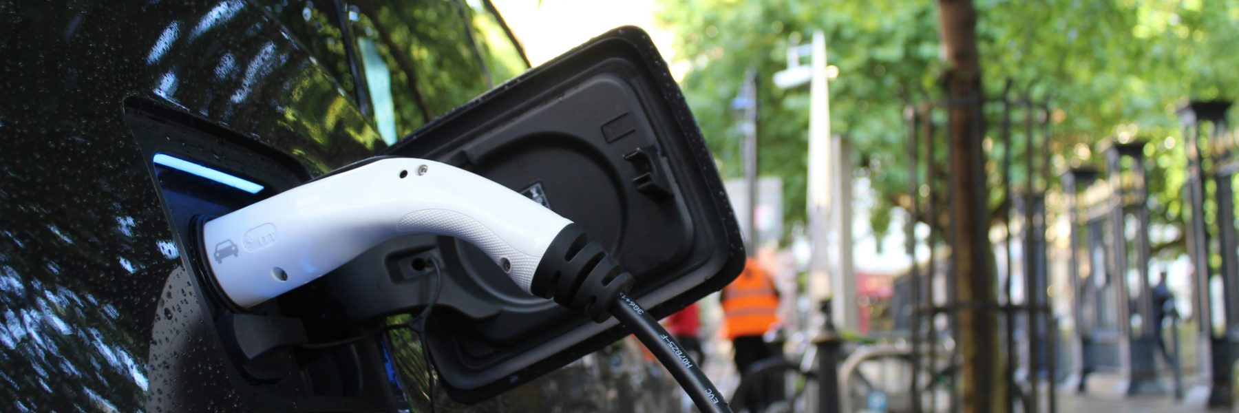 Une prise de véhicule électrique branché et en charge.