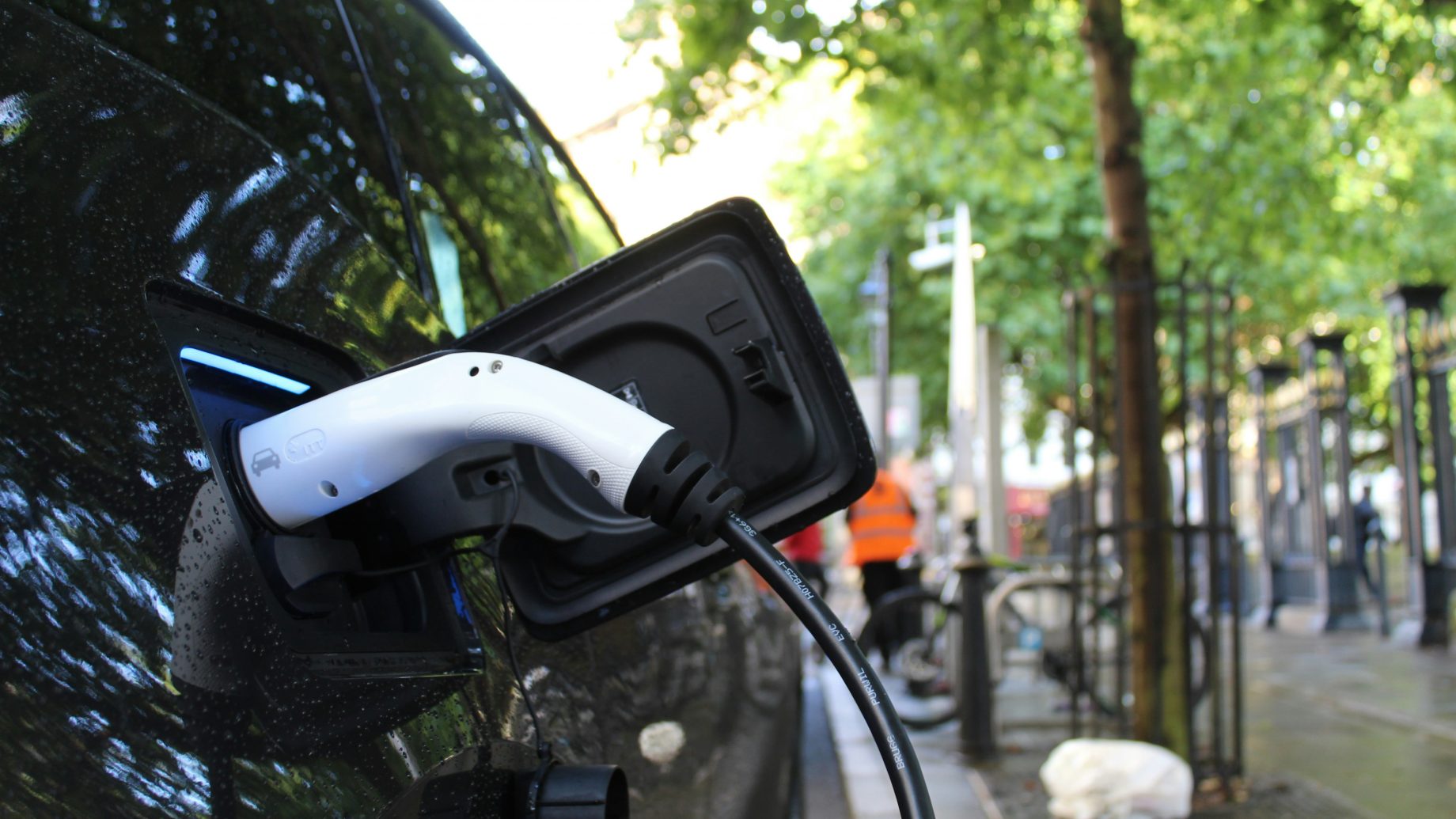 Une prise de véhicule électrique branché et en charge.