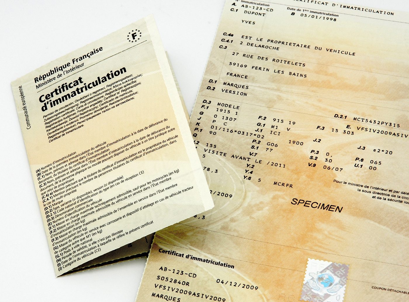 Une carte grise, illustration. Un specimen de certificat d'immatriculation français.