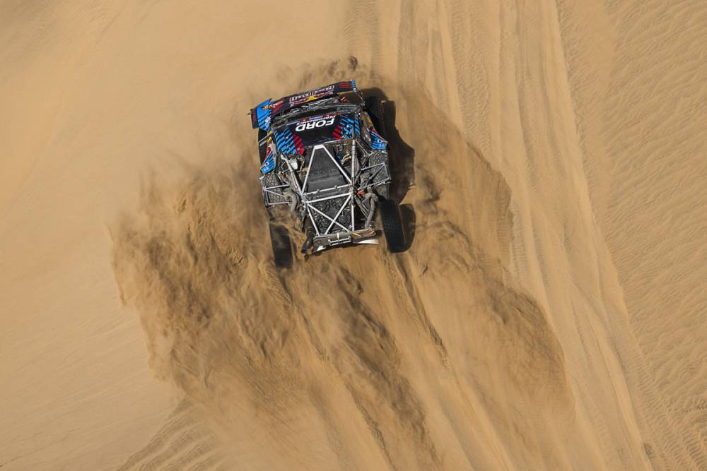 Carlos Sainz et Lucas Cruz dans le désert du Dakar 2025.