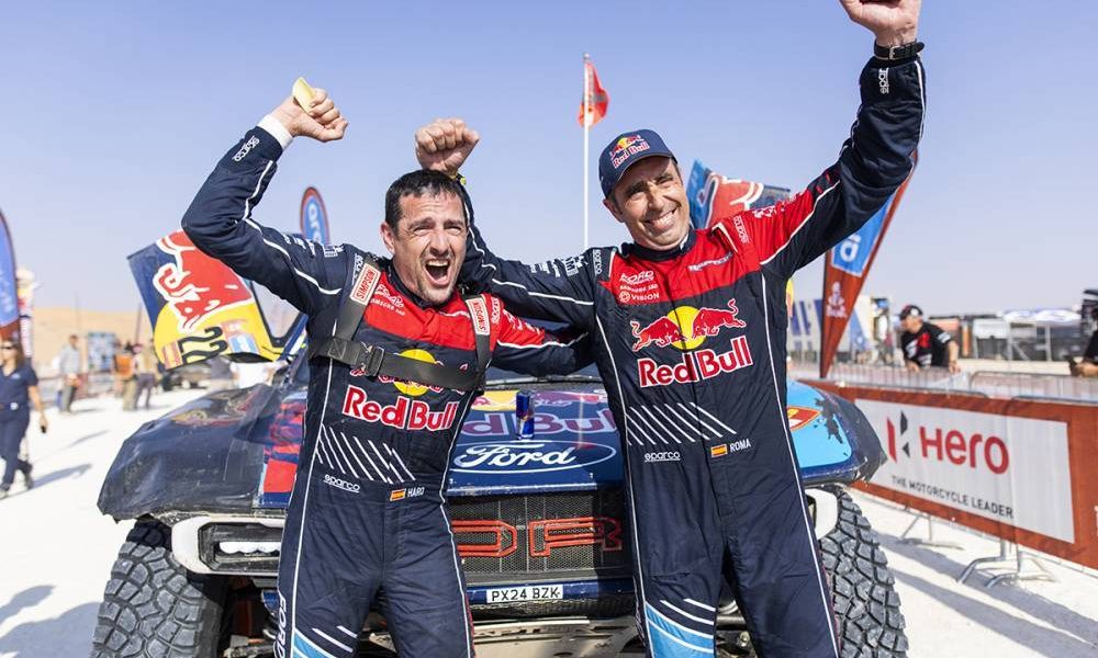 Alex Haro et Nani Roma lèvent les bras à l'arrivée de la 10e spéciale du Dakar 2025