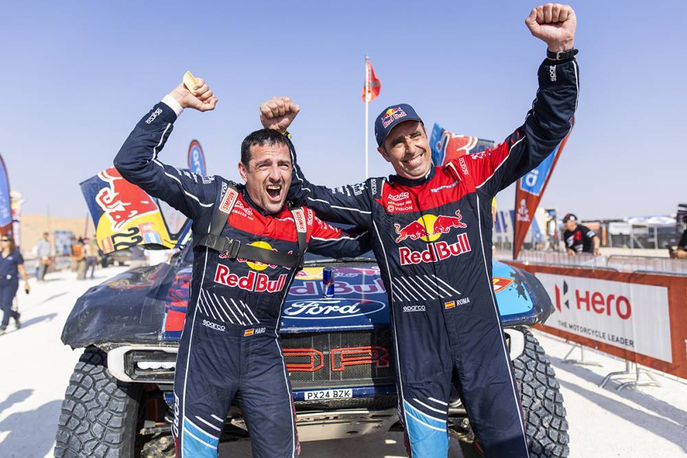 Alex Haro et Nani Roma lèvent les bras à l'arrivée de la 10e spéciale du Dakar 2025