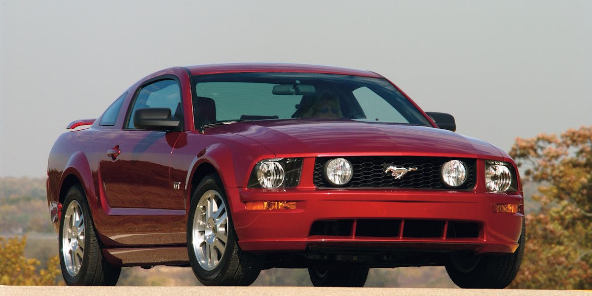 Une Ford Mustang GT Rouge de 2005.