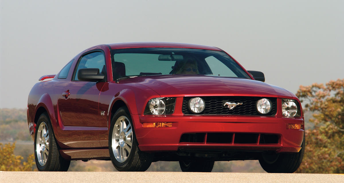 Une Ford Mustang GT Rouge de 2005.