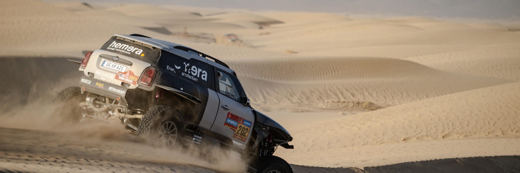 Guerlain Chicherit et son Mini dans le désert au Dakar 2025.