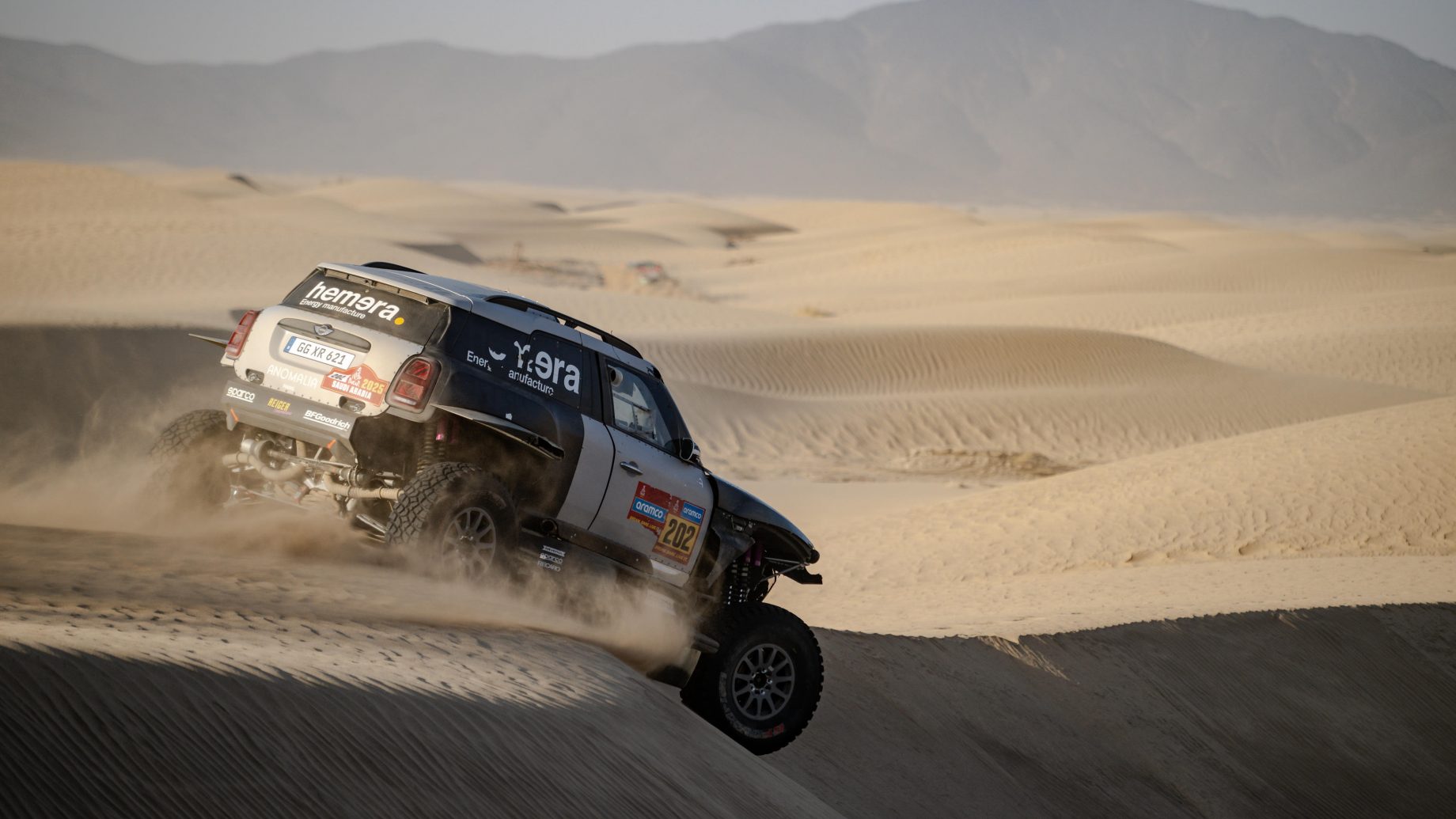 Guerlain Chicherit et son Mini dans le désert au Dakar 2025.