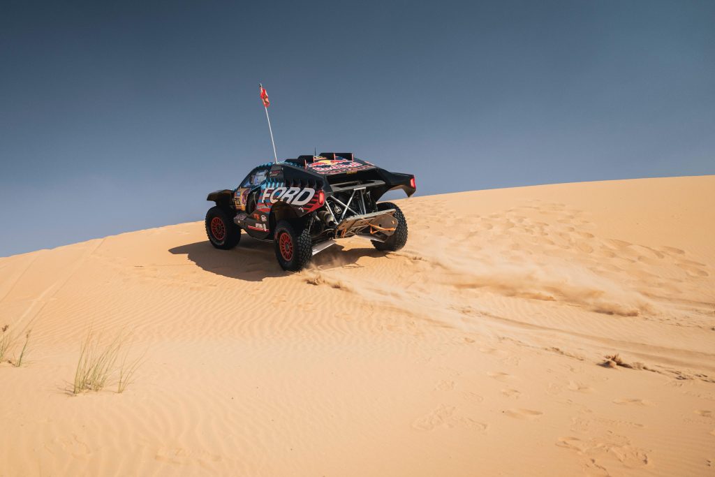 Ekström avec son Ford Raptor dans le désert de l'Empty Quarter