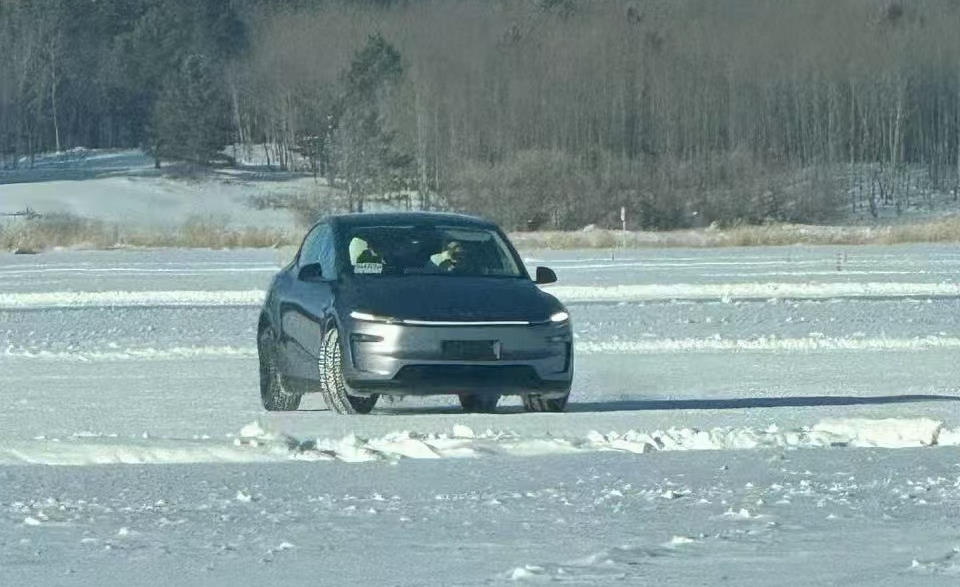 Tesla Model Y Juniper en plein tests sur la neige