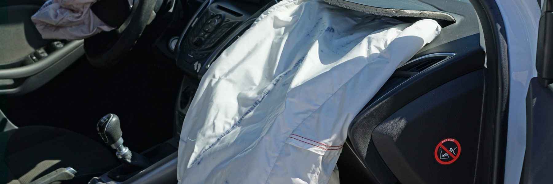 Des airbags se sont déclenchés dans un véhicule accidenté lors d'un crash-test.