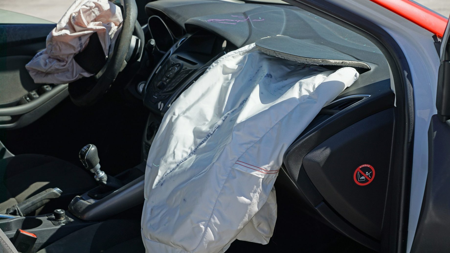 Des airbags se sont déclenchés dans un véhicule accidenté lors d'un crash-test.