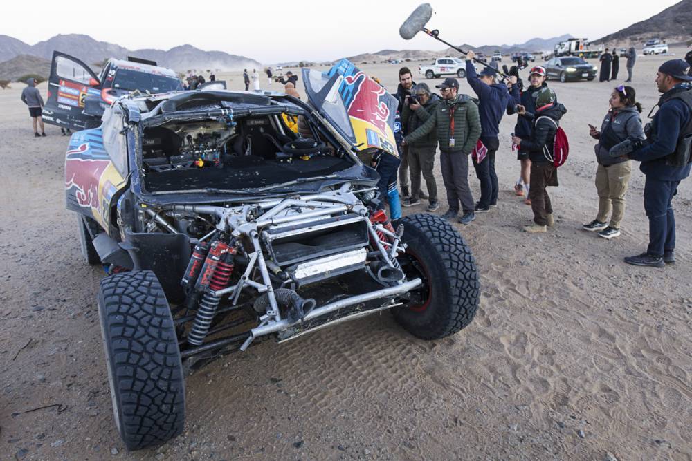 Le Ford Raptor de Carlos Sainz et Lucas Cruz à l'arrivée. Il a fait un tonneau et est bien démoli.