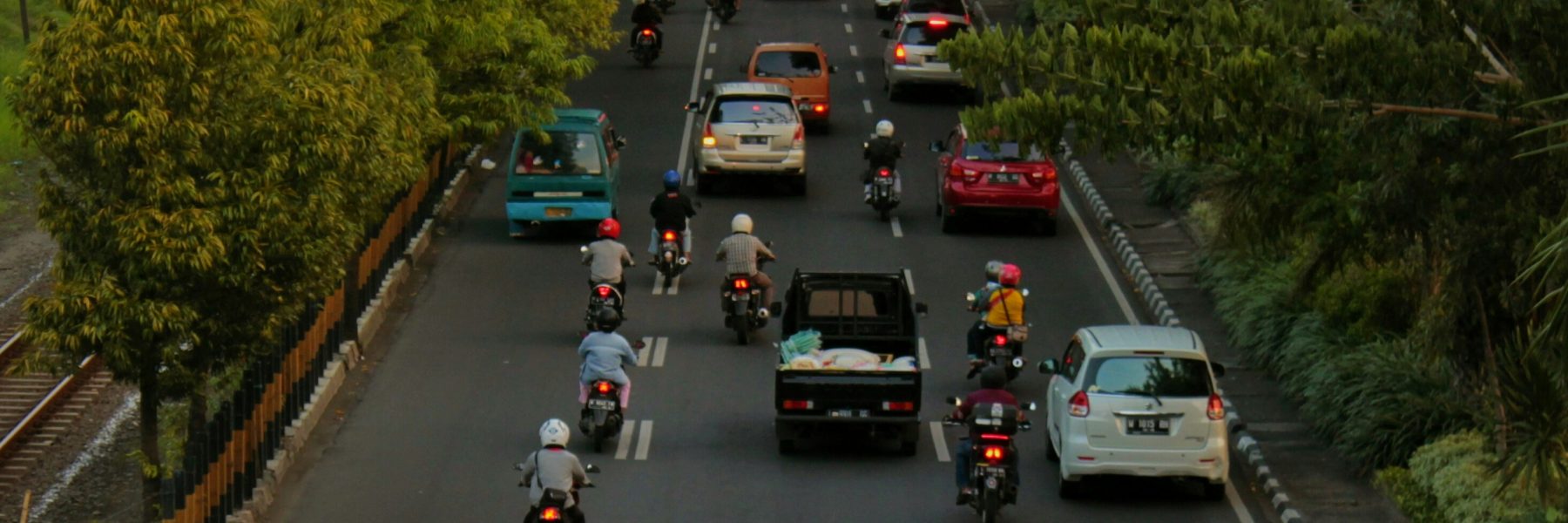 Circulation automobile et scooters en Indonésie.