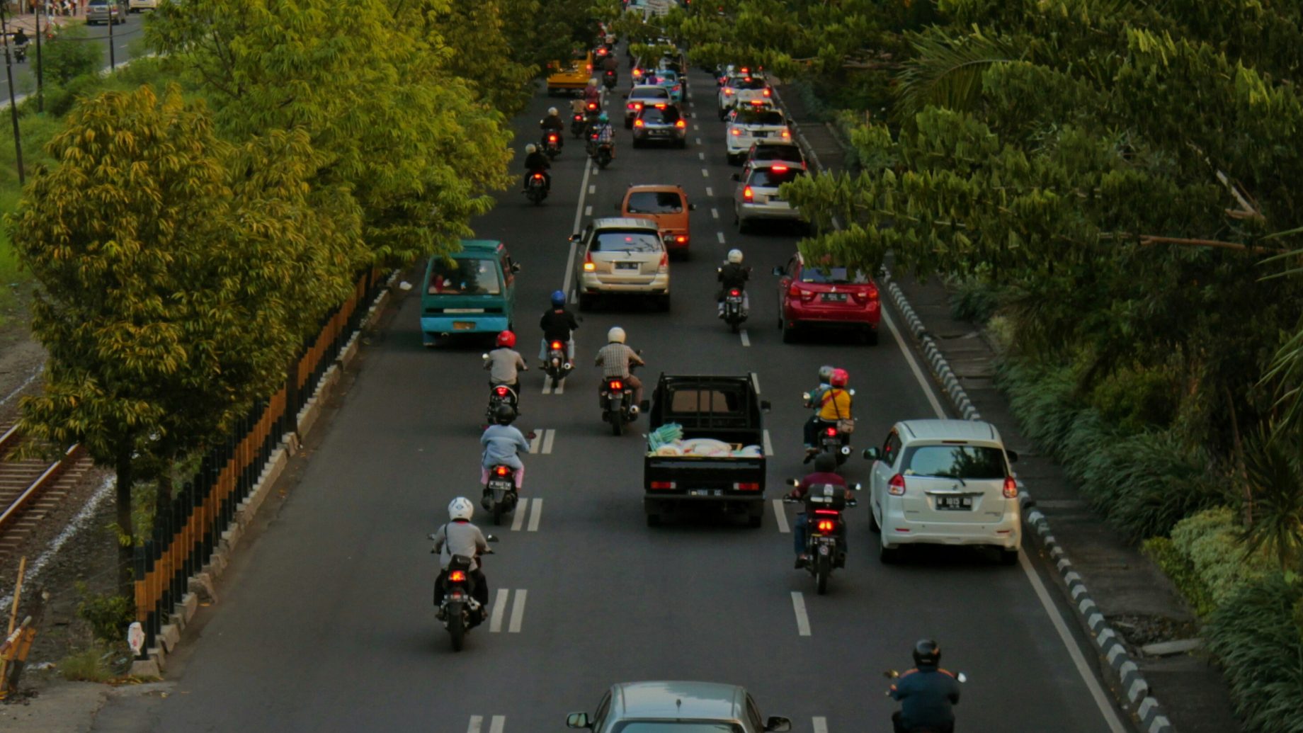 Circulation automobile et scooters en Indonésie.